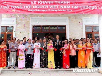 General Association of Vietnamese People in Laos opens headquarters